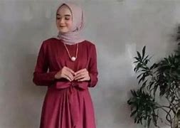 Apakah Warna Merah Maroon Cocok Dengan Warna Abu Abu